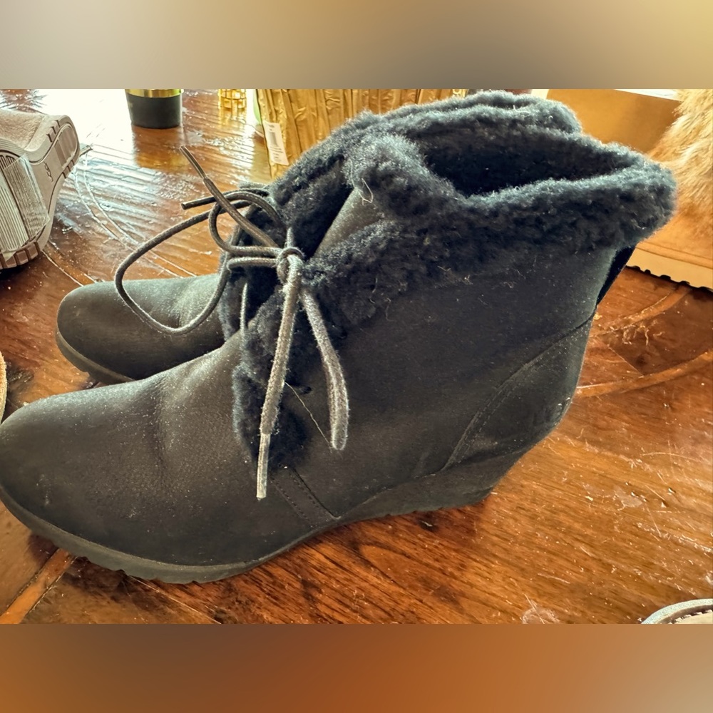 Jeovana waterproof wedge shearling lined boot Size 9 never worn